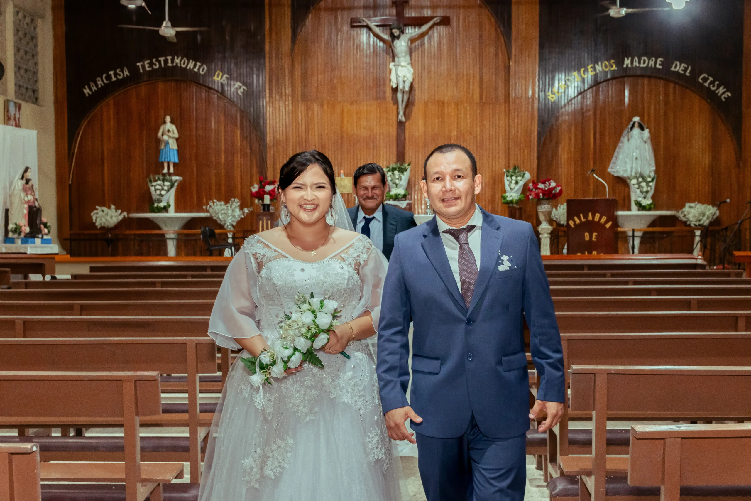 Pareja de recién casados posando dentro de una iglesia