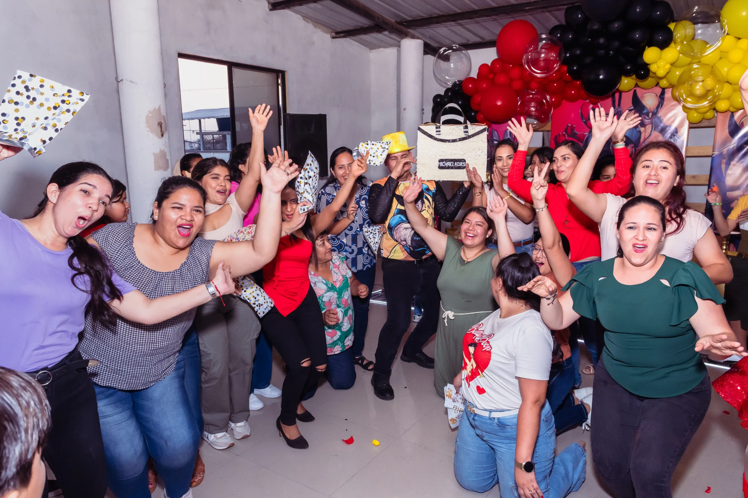 Invitados levantando los brazos durante una fiesta de cumpleaños