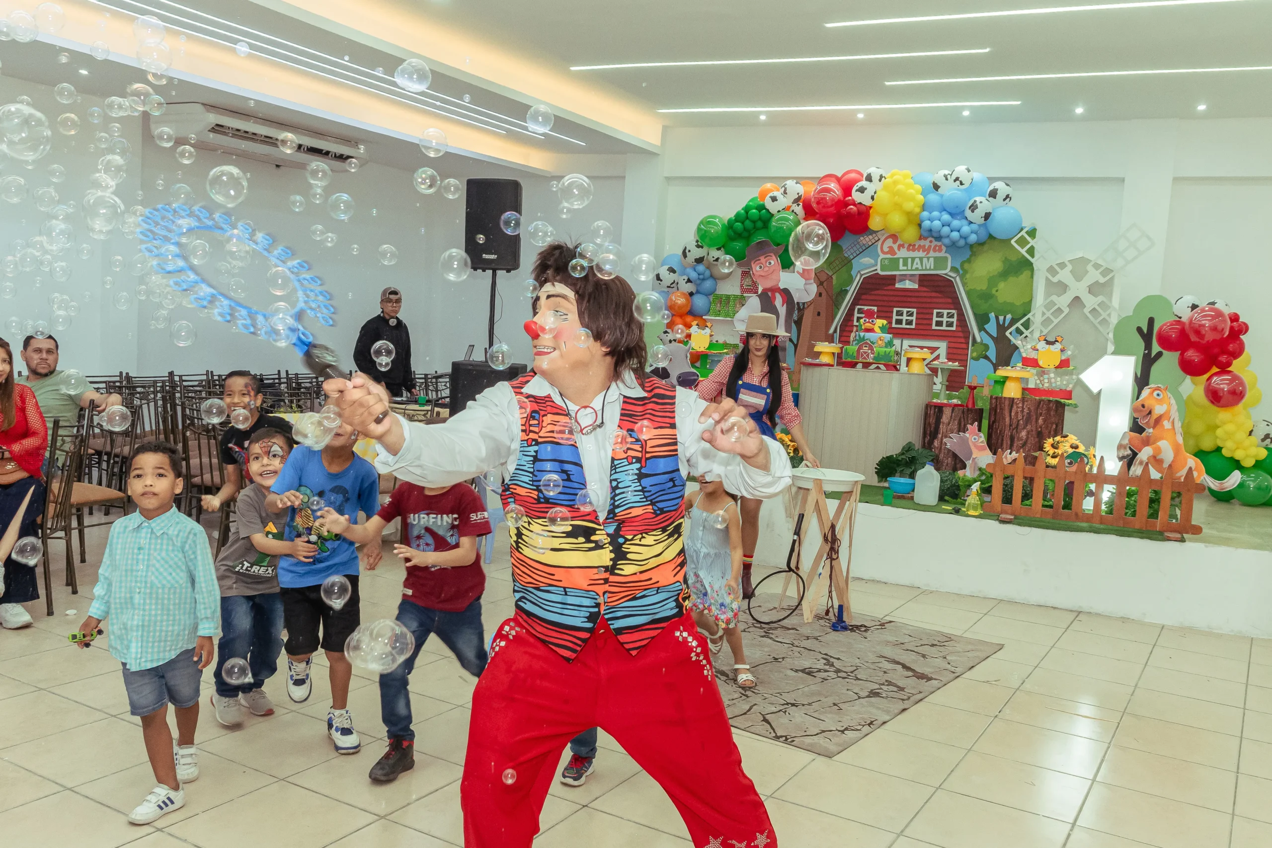 Animador y niños participando en una actividad de cumpleaños