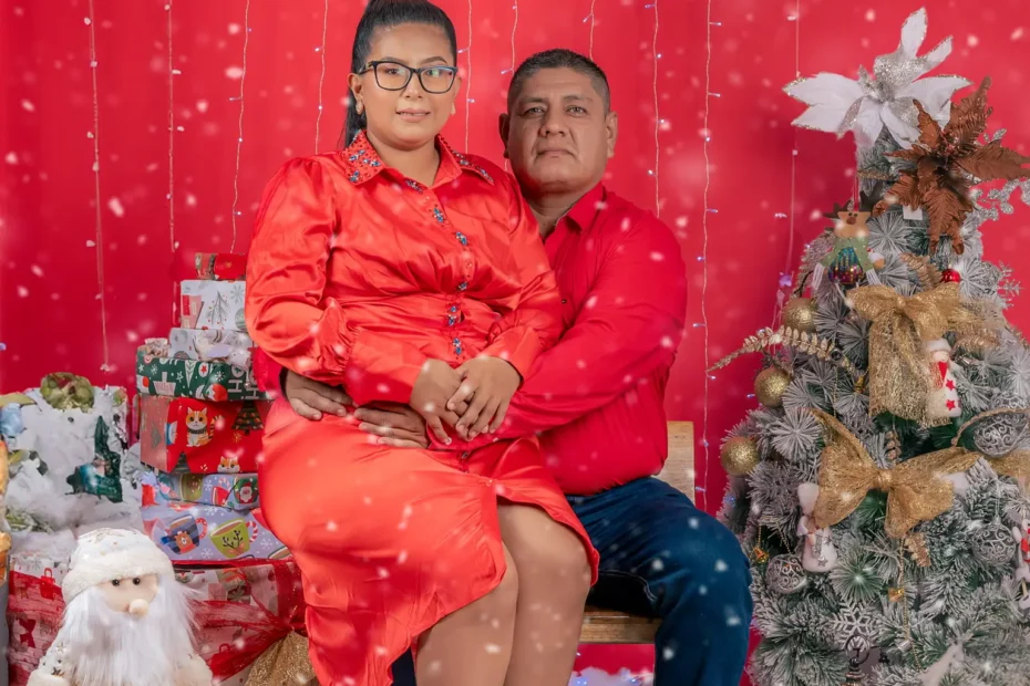Pareja fotografiada en una sesión navideña anterior de Foráneo Black