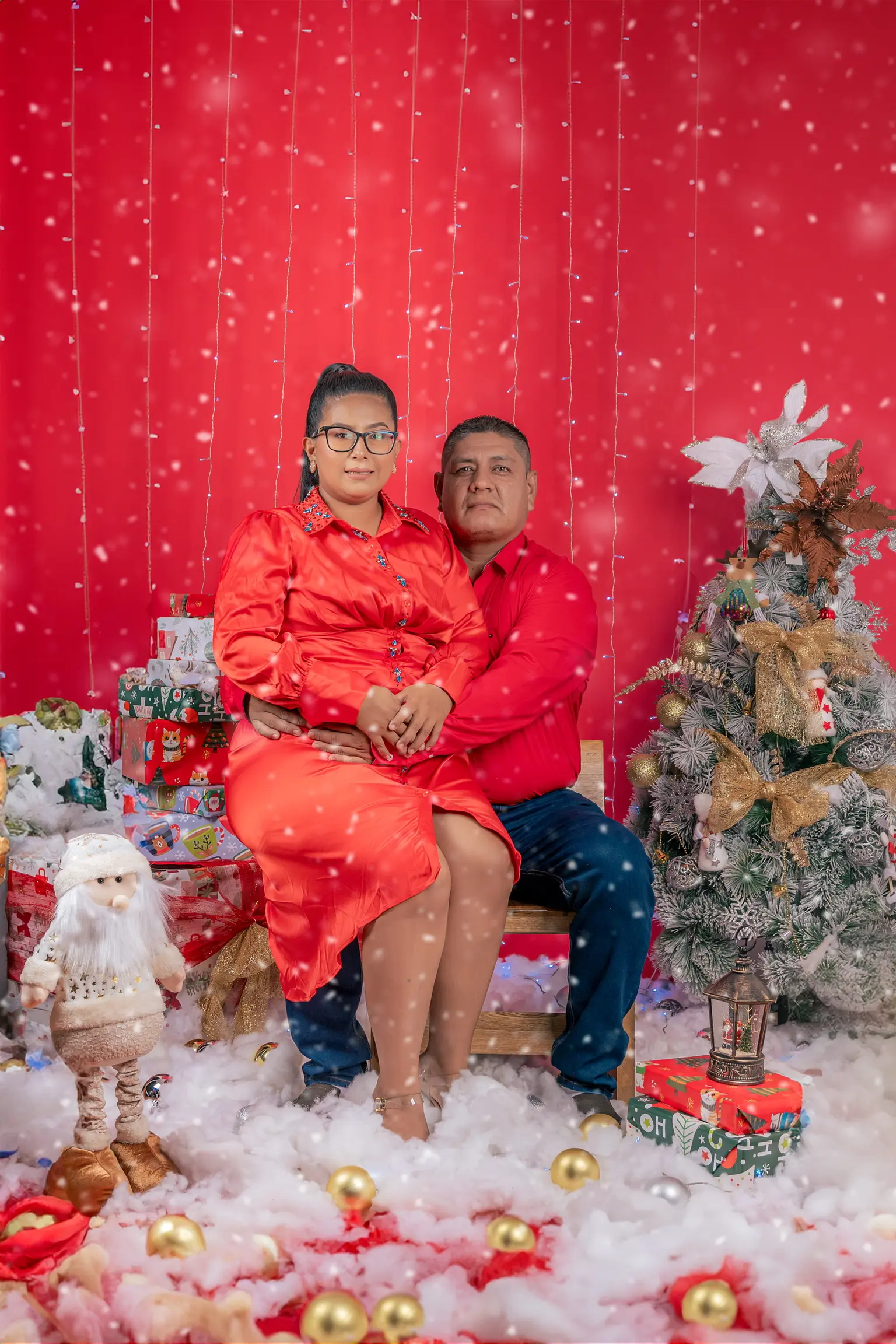 Pareja fotografiada en una sesión navideña anterior de Foráneo Black